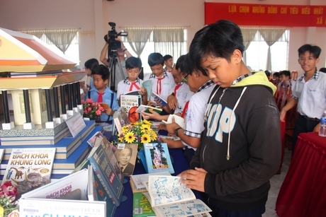 Các em thiếu nhi tham gia buổi giới thiệu sách và tìm hiểu cuộc đời bác Phạm Hùng tại Nhà văn hóa xã Long Phước.