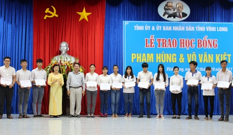 Học bổng Phạm Hùng được trao hàng năm, động viên các em học sinh nỗ lực học tập. 