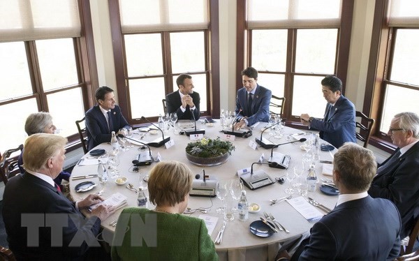 Lãnh đạo các nước G7 và EU nhóm họp bàn tròn tại Charlevoix, Quebec ngày 8/6. (Nguồn: EPA/TTXVN)