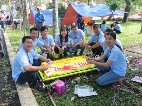 Các cán bộ, giáo viên ở Long Hồ sôi sổi tham gia phần thi trang trí cổng trại và nấu ăn.