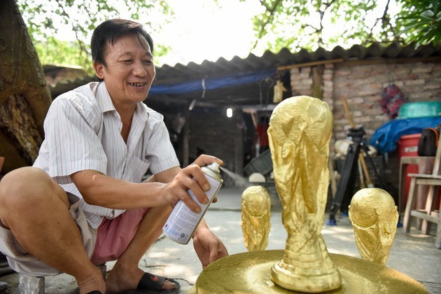 Tờ AFP ấn tượng về những chiếc cúp vàng World Cup được sản xuất ở Việt Nam