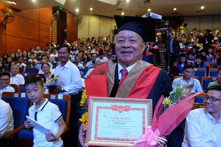  Cụ Lê Phước Thiệt vừa nhận bằng thạc sĩ Quản trị Kinh doanh ở tuổi 85.