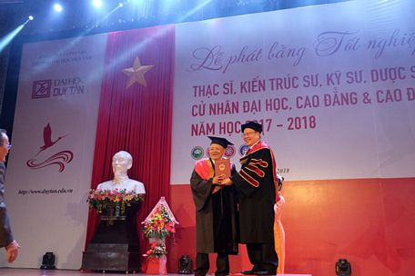 Khoảnh khắc đáng nhớ đối với cụ Thiệt trong lễ phát bằng tốt nghiệp năm học 2018 - 2019 của ĐH Duy Tân (Đà Nẵng)