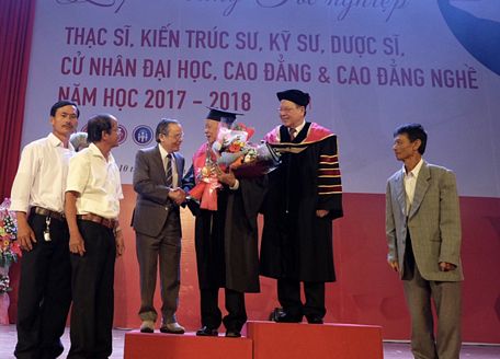 Ban Giám hiệu ĐH Duy Tân và gia đình cùng chúc mừng cụ Thiệt trong ngày vui giấc mơ hoàn thành chương trình cao học của cụ đã thành hiện thực