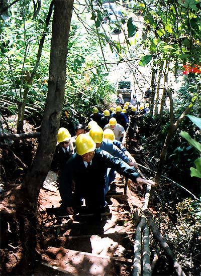 Thủ tướng Võ Văn Kiệt trèo từng bậc thang lên thăm công nhân xây dựng tuyến đường điện 500kV tại rừng Phước Sơn (Quảng Nam).  Ảnh: Tư liệu
