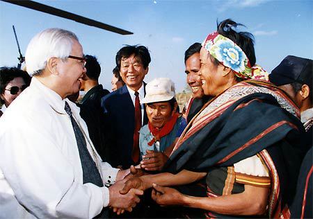 Thủ tướng Võ Văn Kiệt thăm bà con dân tộc thiểu số làng Tum 2 (huyện Chư Pả, tỉnh Gia Lai) tháng 2/1996. Ảnh: Tư liệu