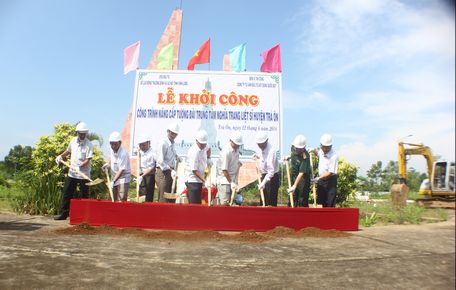 Lãnh đạo UBMTTQ Việt Nam tỉnh Vĩnh Long, lãnh đạo Huyện ủy Trà Ôn cùng các đại biểu động thổ khởi công công trình