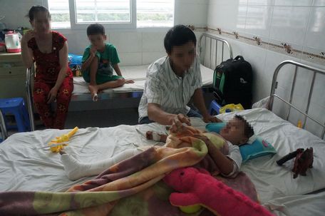 Bé Trọng Tín (3 tuổi) bị tai nạn giao thông.