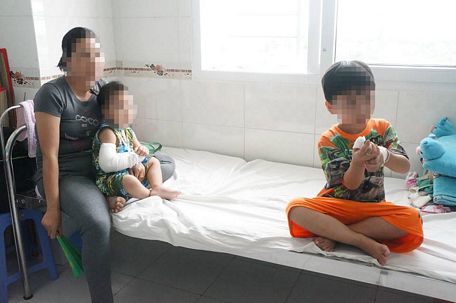 Các trẻ em bị tai nạn thương tích đang điều trị tại Khoa Ngoại- Bệnh viện Nhi đồng TP Cần Thơ.