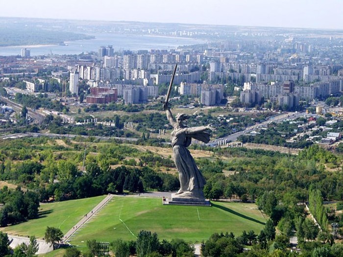 Volgograd: Nằm bên bờ sông Volga, Volgograd gắn liền với cuộc Chiến tranh Vệ quốc vĩ đại 1941-1945. Đến với Volgograd, du khách không thể không ghé thăm Khu tưởng niệm đồi Mamaev. Đại lộ anh hùng hay bảo tàng lịch sử cũng là những điểm đến thu hút khách du lịch. (Ảnh Azer News)