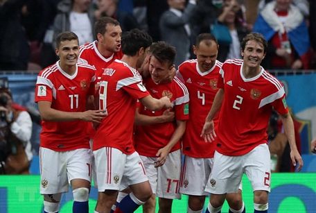 Các cầu thủ đội tuyển nước chủ nhà Nga vui mừng với chiến thắng 5-0 trước Arabia Saudi trong trận đấu khai mạc FIFA World Cup 2018 ngày 14/6. (Nguồn: THX/TTXVN)