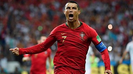 Ronaldo tỏa sáng rực rỡ ở trận chiến với Tây Ban Nha (Ảnh: AFP).