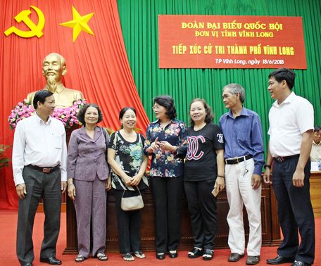 Phó Chủ tịch nước- Đặng Thị Ngọc Thịnh trao đổi với cử tri TP Vĩnh Long.  