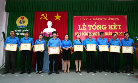 Bà Lê Thị Hồng Đào- Phó Chủ tịch Liên đoàn Lao động tỉnh trao bằng khen cho các tập thể xuất sắc Tháng công nhân năm 2018.