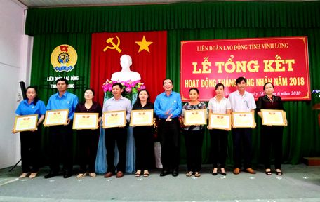  Ông Phan Văn Thành- Phó Chủ tịch Liên đoàn Lao động tỉnh trao bằng khen cho các tập thể xuất sắc trong xây dựng mối quan hệ lao động hài hòa, ổn định, tiến bộ và xanh- sạch- đẹp, bảo đảm an toàn vệ sinh lao động năm 2017.