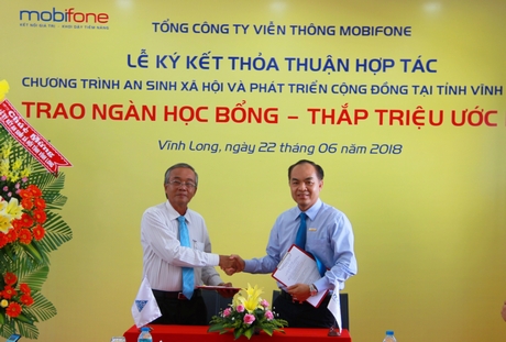 Phó Giám đốc Mobifone Khu vực ĐBSCL- Huỳnh Hoàng Cưng và Phó Giám đốc Sở GD- ĐT Phạm Văn Hồng ký kết thỏa thuận hợp tác.