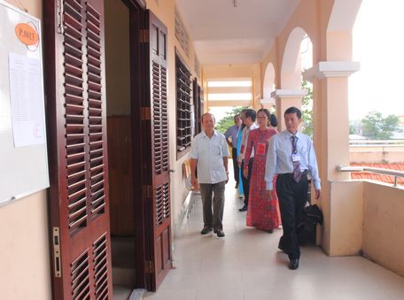 Phó Bí thư Thường trực Tỉnh ủy, Chủ tịch HĐND tỉnh- Trương Văn Sáu thăm điểm thi Trường THPT Lưu Văn Liệt.