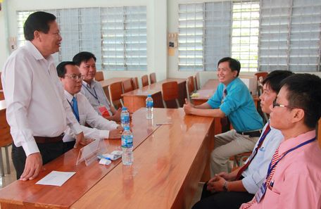 Chủ tịch UBMTTQ Việt Nam tỉnh Vĩnh Long  Lê Quang Đạo ân cần thăm hỏi và trao quà động viên cho cán bộ, giáo viên coi thi tại mỗi điểm thi.