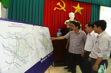 Các đại biểu xem bản đồ quy hoạch xây dựng vùng tỉnh Vĩnh Long.