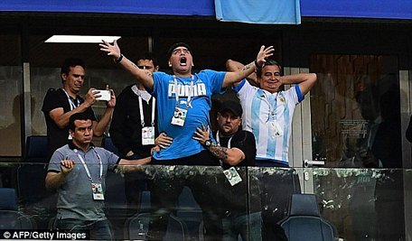 Maradona phấn khích sau bàn thắng của Messi.