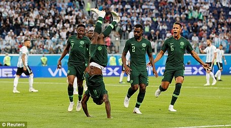 Các cầu thủ Nigeria vui mừng sau bàn gỡ hòa.