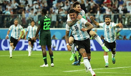 Hai siêu sao ghi bàn giải cứu Argentina, Messi và Rojo.