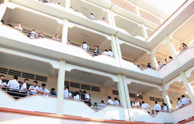 Khung cảnh thí sinh hồi hộp lẫn vui vẻ trước giờ vào phòng thi tại điểm thi THPT Chuyên Nguyễn Bỉnh Khiêm.