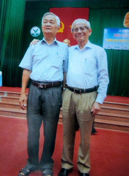 Thầy Phan Huy Lê (bên phải) cùng tác giả Nguyễn Chiến Thắng tại Vĩnh Long ngày 29/5/2017.