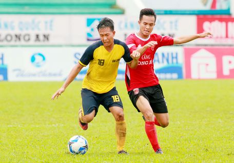  Đội Vĩnh Long (áo vàng) trước Long An ở trận hoà 0-0 tại lượt đi của mùa giải 2018.      