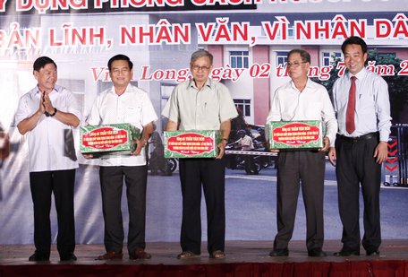 Dịp này, Bí thư Tỉnh ủy- Trần Văn Rón tặng quà cho các cán bộ lãnh đạo công an tỉnh Vĩnh Long đã nghỉ hưu.