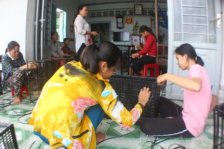 Chủ tịch Hội Liên hiệp Phụ nữ xã Trà Côn Lê Thị Sáu (người đứng) luôn theo sát thực tế và đem cái nghề về giúp lao động nông thôn có công ăn việc làm.