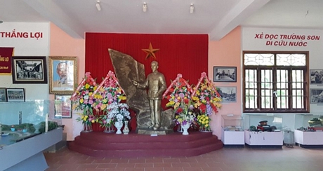 Bức tượng Chủ tịch Hồ Chí Minh ở chính giữa Bảo tàng.