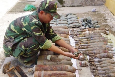 Đại úy Nguyễn Hoài Thanh- Trưởng Ban Công binh, kiểm tra các loại vũ khí còn sót lại sau chiến tranh.