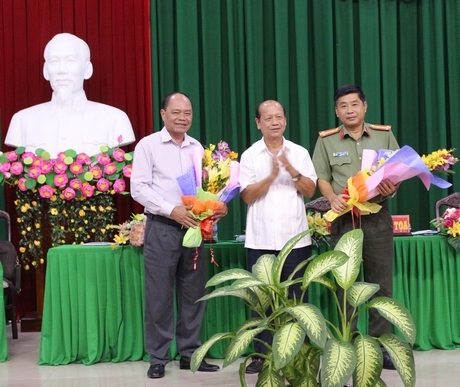 Ông Trương Văn Sáu- Phó Bí thư Thường trực Tỉnh ủy, Chủ tịch HĐND tỉnh- tặng hoa cho ông Lê Văn Út và ông Nguyễn Văn Hiểu.