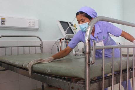 Nhân viên bệnh viện tỉnh làm sạch các vị trí tại Khoa Nhiễm để phòng dịch bệnh.