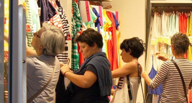 Lựa chọn quần áo tại Pháp - Ảnh: AFP