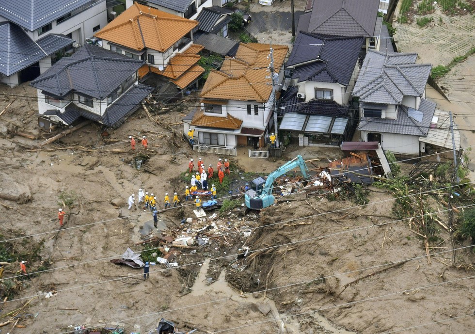 Lực lượng cứu hộ tham gia giải cứu khu nhà bị đất lở do mưa tại TP Hiroshima, phía tây Nhật Bản ngày 7/7 - Ảnh: REUTERS