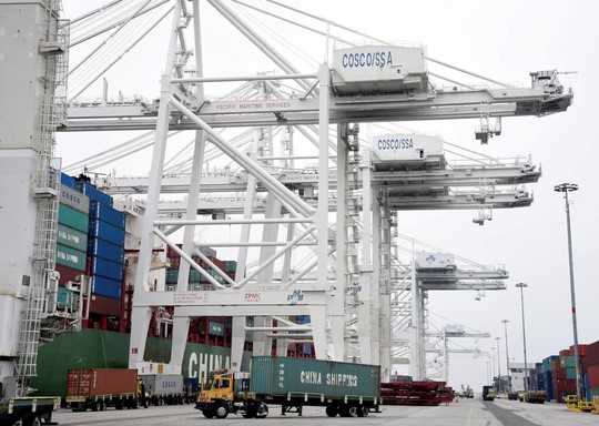 Container hàng hóa được đưa lên một con tàu Trung Quốc tại cảng Long Beach ở bang California - Mỹ Ảnh: REUTERS