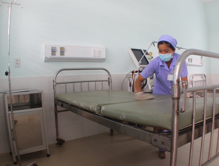 Đồng thời chỉ đạo tăng cường phòng chống dịch bệnh trên địa bàn tỉnh. Trong ảnh: Nhân viên y tế làm vệ sinh giường bệnh.