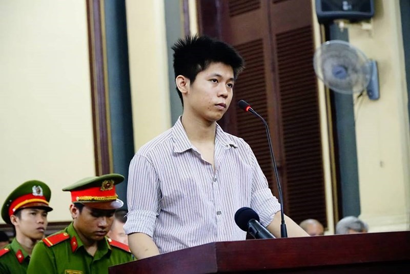 Gương mặt với sắc thái không đổi của bị cáo Nguyễn Hữu Tình khi khai nhận tội.
