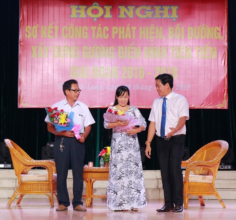 Cô Trịnh Thị Thủy được nêu gương tại Hội nghị điển hình tiên tiến của TP Vĩnh Long.