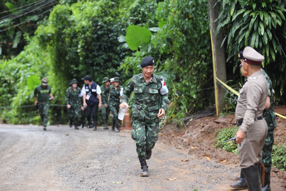Lực lượng cứu hộ ở bên ngoài hang Tham Luang. (Ảnh: Sơn Nam/Vietnam+)