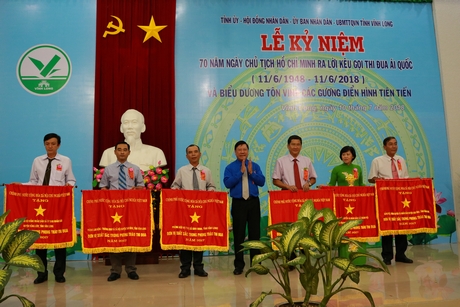 Ông Trần Văn Rón- Bí thư Tỉnh ủy trao cờ thi đua xuất sắc của Thủ tướng Chính phủ cho các tập thể.