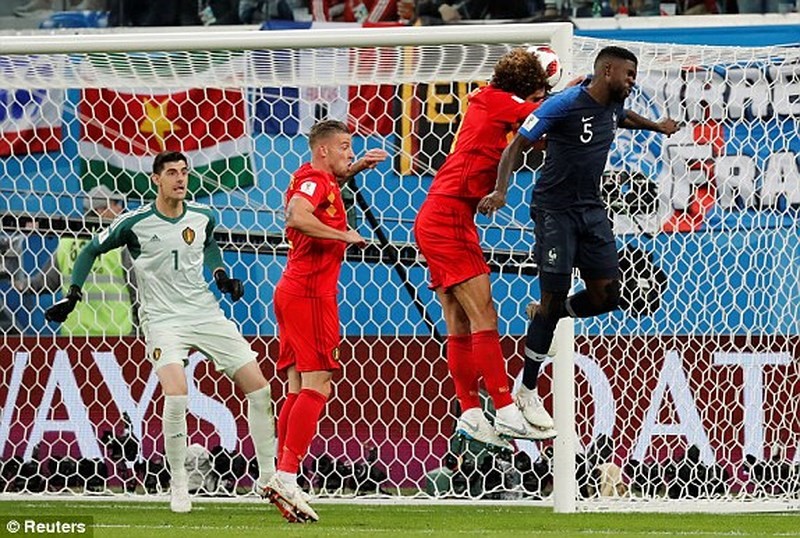 Umtiti đánh đầu mở tỉ số 1-0 cho Pháp.