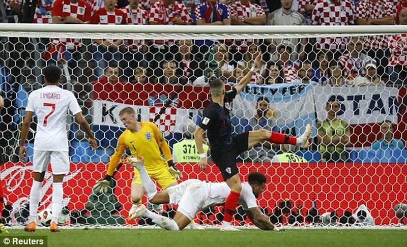 Perisic luồn lách và ra chân cực nhanh san bằng tỉ số 1-1 cho Croatia.