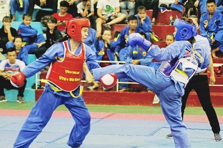 Trận chung kết Ngọc Ngân (Long Hồ, giáp đỏ) thắng Minh Thy (Mang Thít) ở hạng cân 57kg nữ.