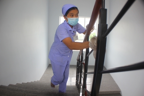 Nhân viên bệnh viện vệ sinh tại Khoa Lây nhiễm.