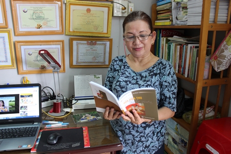 Ở tuổi 50, cô Kim Thanh vẫn sáng tác đều đặn.