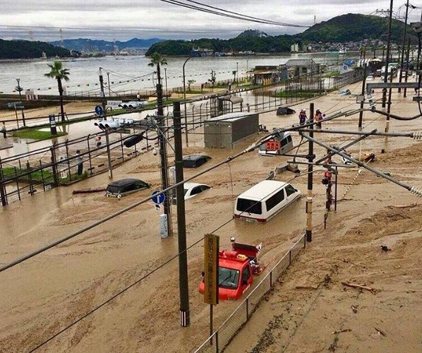 Hình ảnh đường phố Nhật Bản bị nhấn chìm trong nước lũ. Ảnh: Twitter
