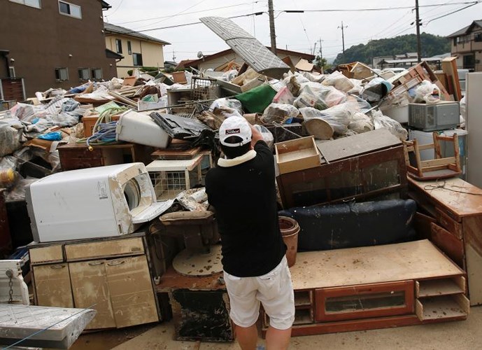 Người dân Nhật Bản bắt tay vào dọn dẹp hậu quả của trận lũ. Ảnh: Reuters
